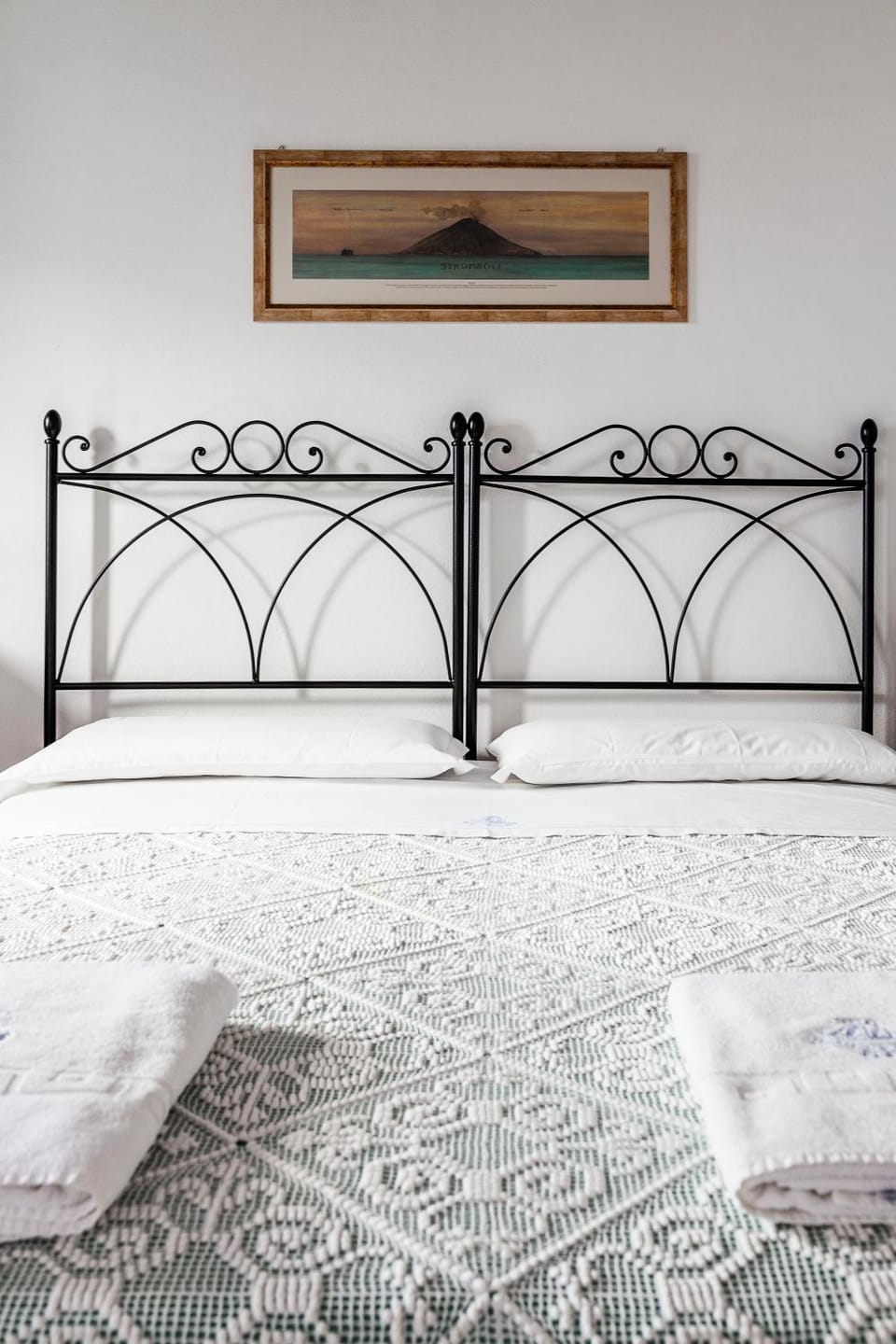 Bed, Photo of the whole room, Decorative detail, Bedroom