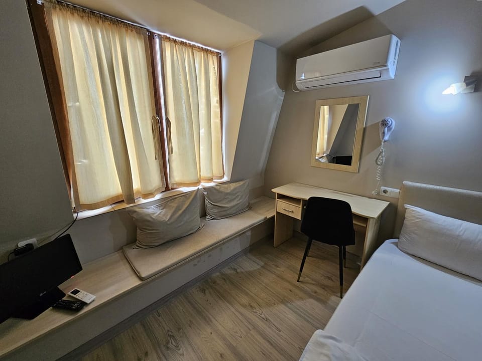 Bed, Photo of the whole room, air conditioner