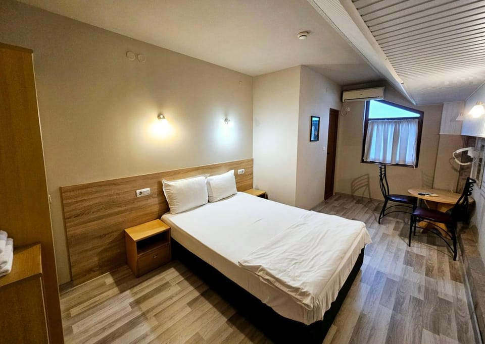 Bed, TV and multimedia, Photo of the whole room, Seating area, Bedroom