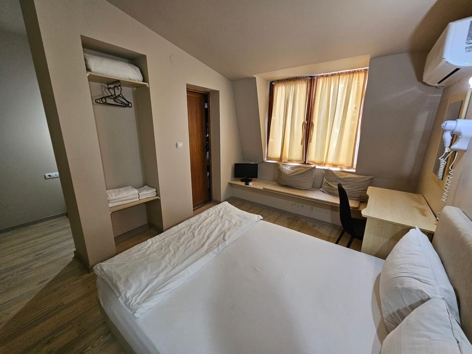 Bed, TV and multimedia, Photo of the whole room, Seating area, Bedroom, internet, towels, air conditioner