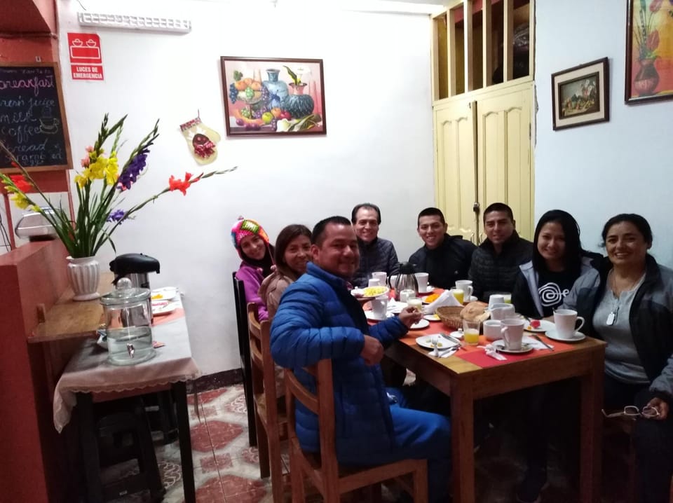 Restaurant/places to eat, Food and drinks, Other, group of guests