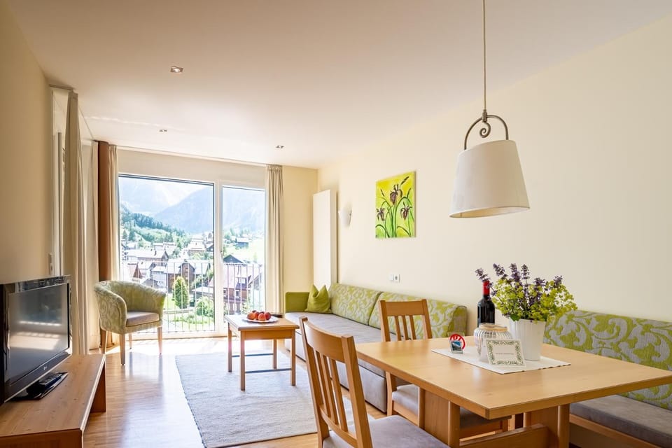 Photo of the whole room, Garden view