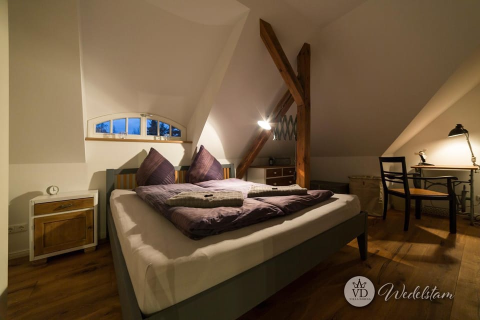 Bed, Photo of the whole room, Decorative detail, Seating area, Bedroom