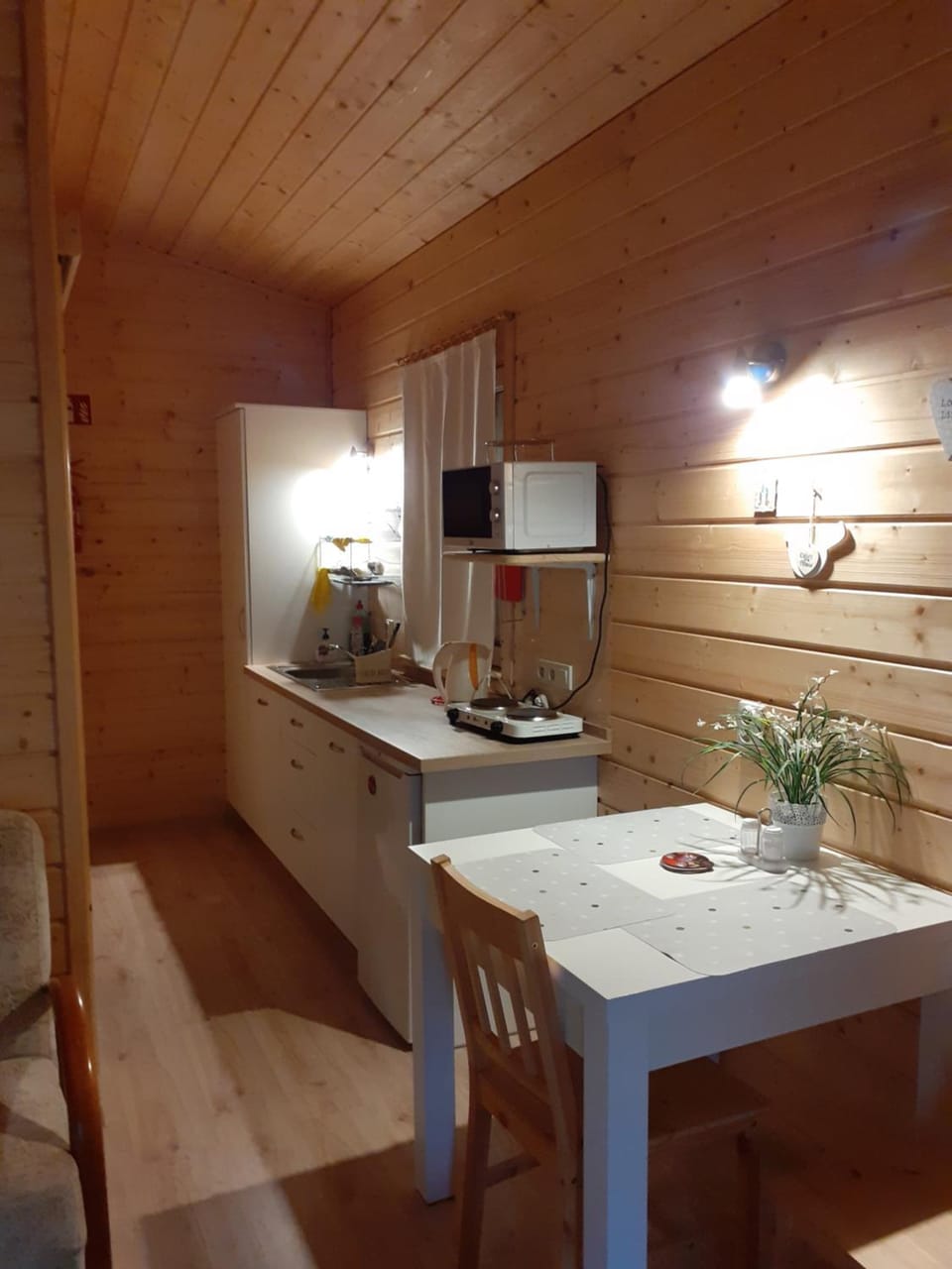 Domek nad jeziorem/Seehaus 1B (Sławno/Łętowo) Nature lodge in Pomeranian Voivodeship