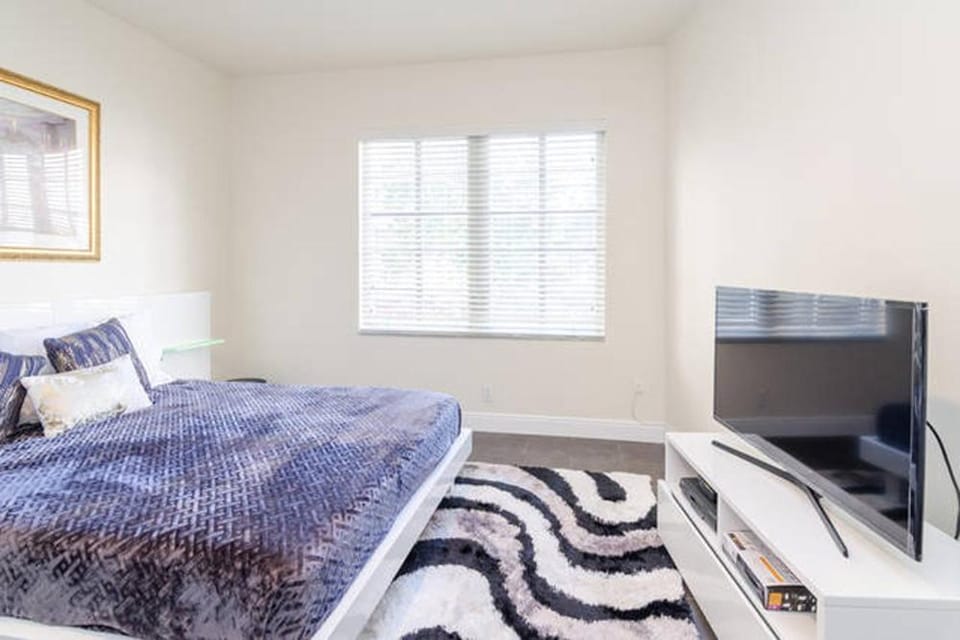 Bed, TV and multimedia, Bedroom