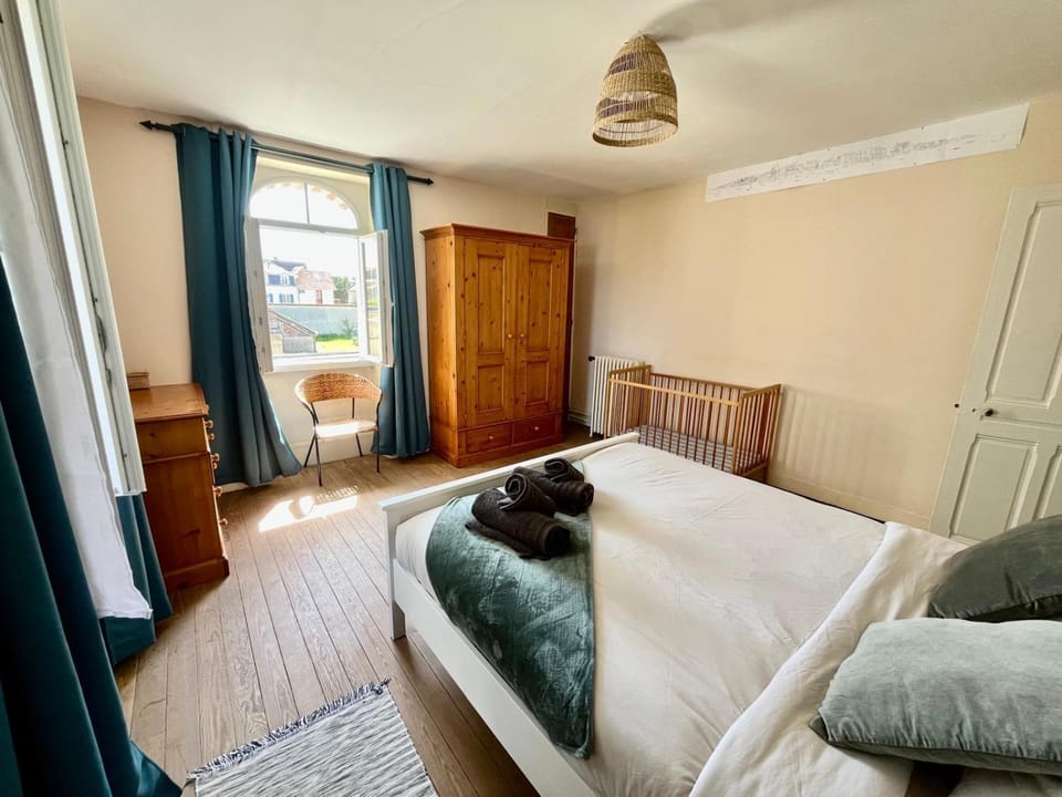 Bed, Photo of the whole room, internet, towels, wardrobe