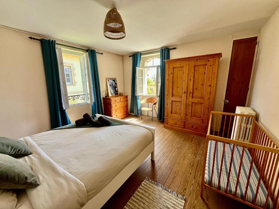 Bed, Photo of the whole room, Bedroom, wardrobe