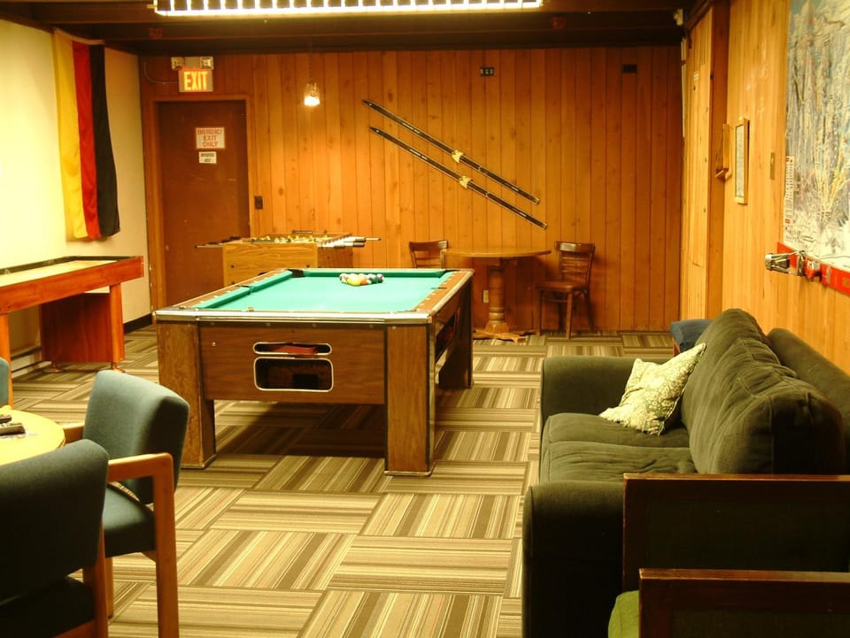 Billiard, Game Room