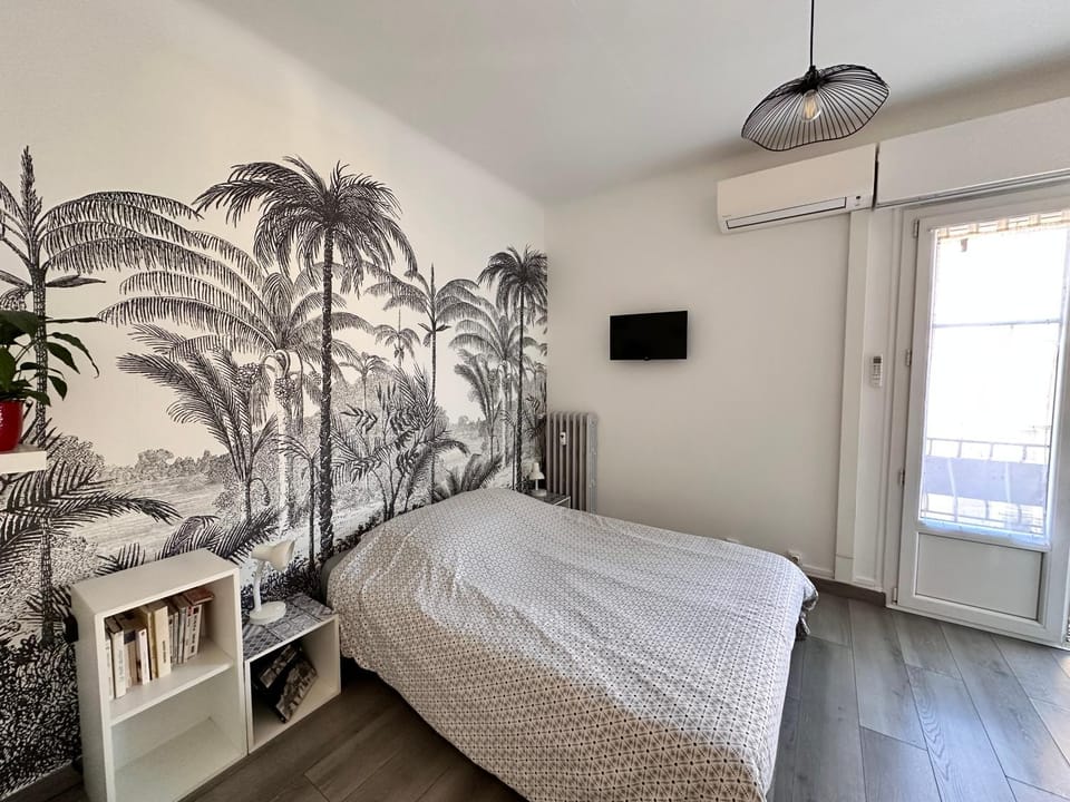 Bed, TV and multimedia, Photo of the whole room, air conditioner
