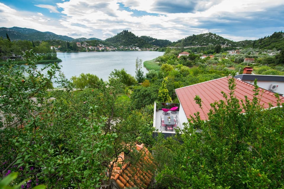 Property building, Neighbourhood, Natural landscape, Bird's eye view, Garden view, Lake view