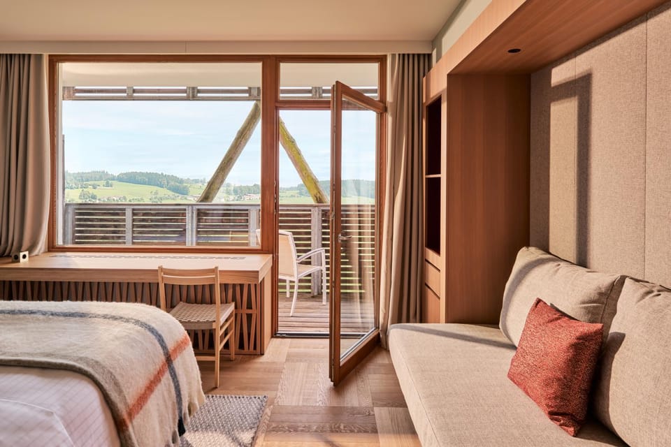 Bed, Natural landscape, View (from property/room), Balcony/Terrace, Photo of the whole room, Decorative detail, Seating area, Bedroom, Mountain view