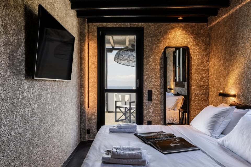 Bed, TV and multimedia, Balcony/Terrace, City view, towels