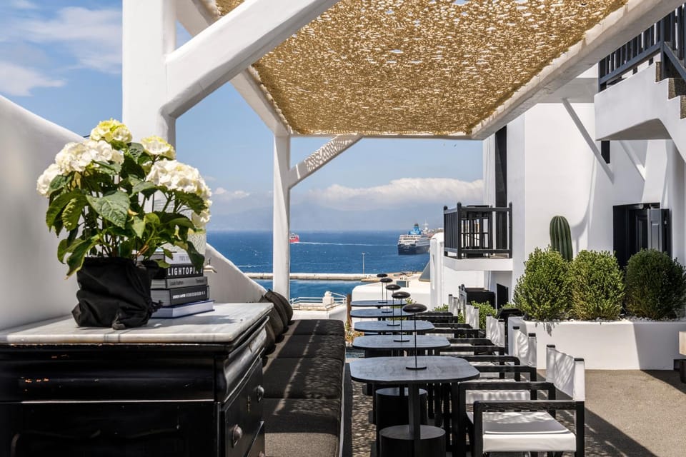 Property building, Patio, Restaurant/places to eat, View (from property/room), Balcony/Terrace, Seating area, Sea view