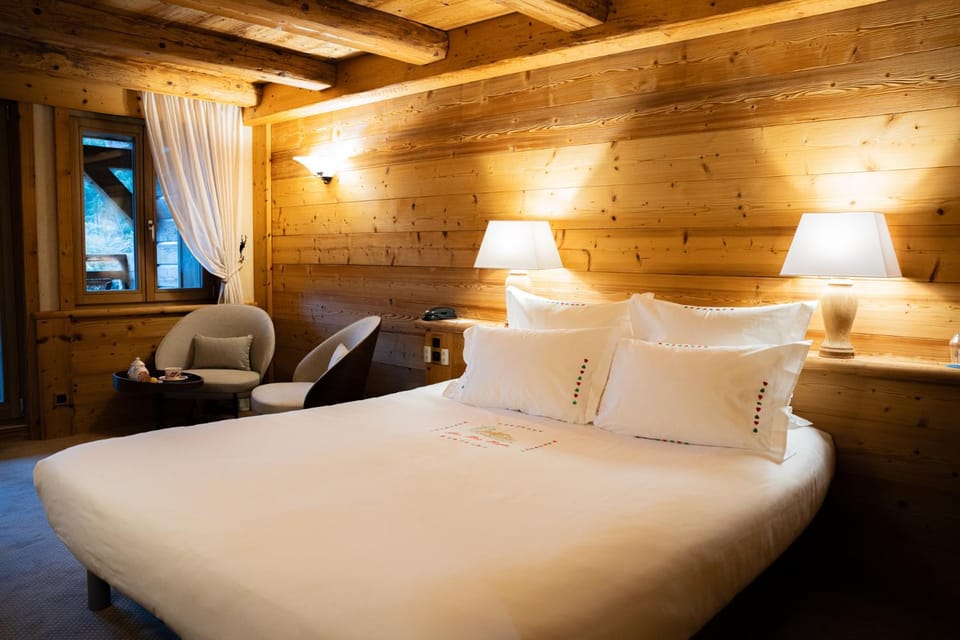 Bed, Photo of the whole room, Seating area, Bedroom, Mountain view