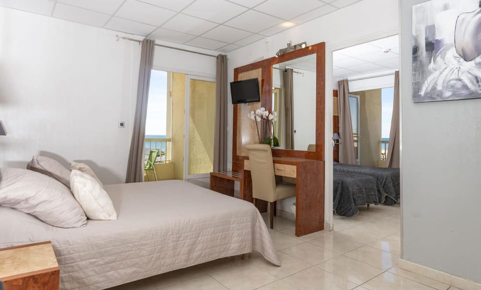 Balcony/Terrace, Photo of the whole room, Bedroom, City view, Sea view
