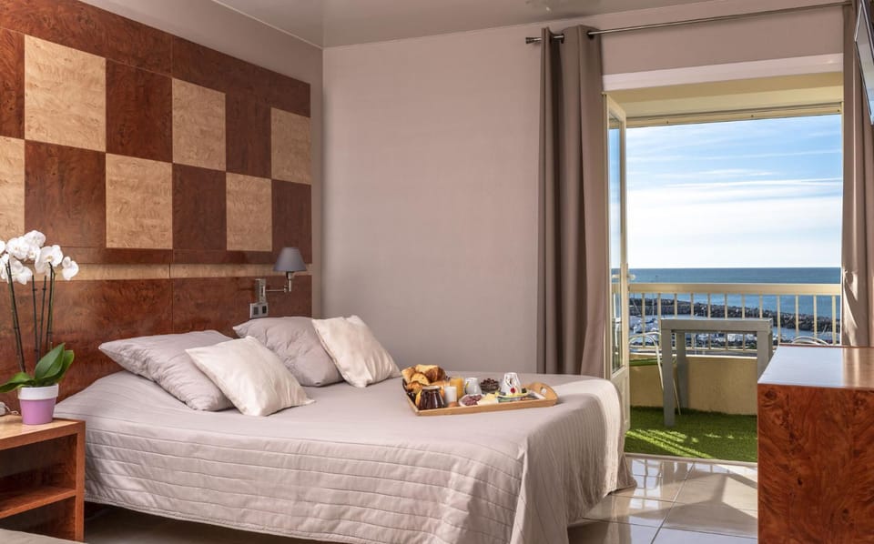 Photo of the whole room, Sea view