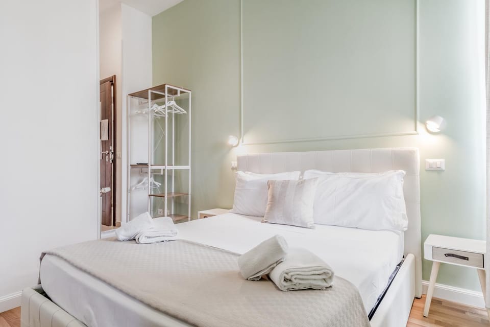 Bed, Bedroom, towels, wardrobe