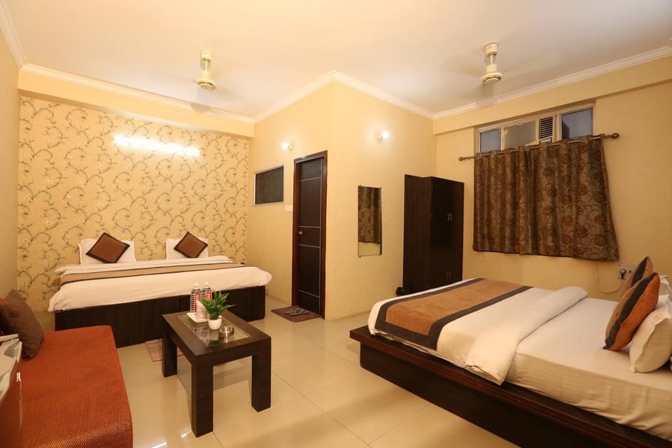Bed, TV and multimedia, Photo of the whole room, Dining area, Bedroom, fireplace, air conditioner