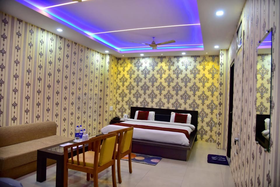 Bed, TV and multimedia, Living room, Photo of the whole room, Seating area, Bedroom, fireplace, air conditioner