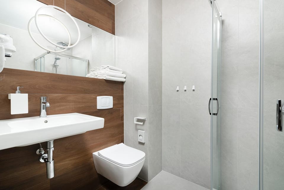 Shower, Toilet, Bathroom, towels