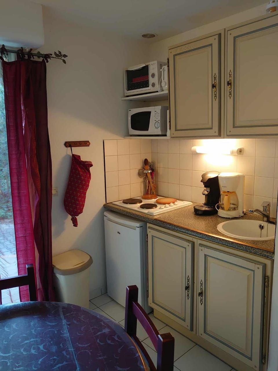 Coffee/tea facilities, Kitchen or kitchenette, microwave, oven, stove, toaster, washing machine