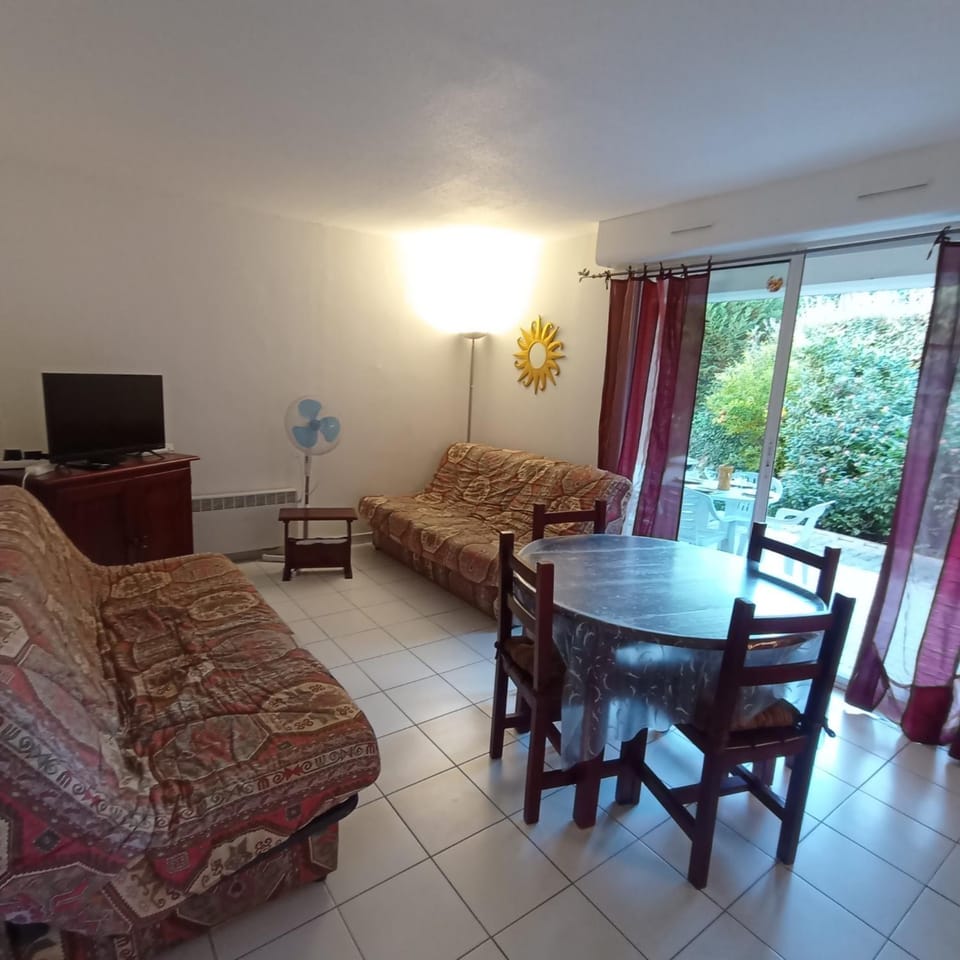 Patio, Bed, TV and multimedia, Living room, Dining area