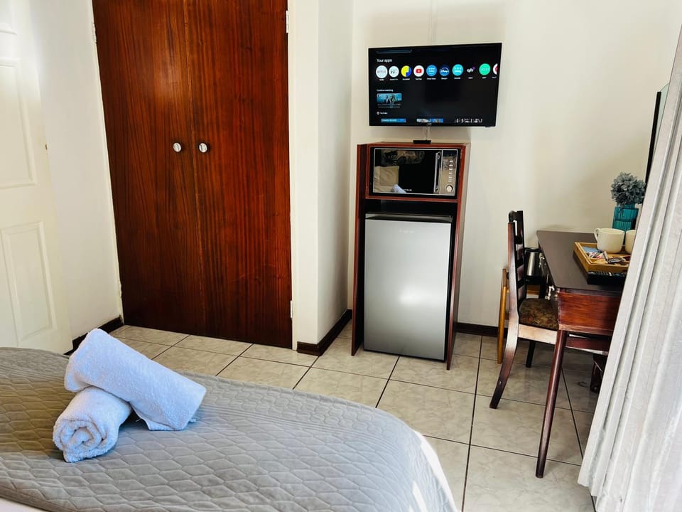 Bed, TV and multimedia, wardrobe