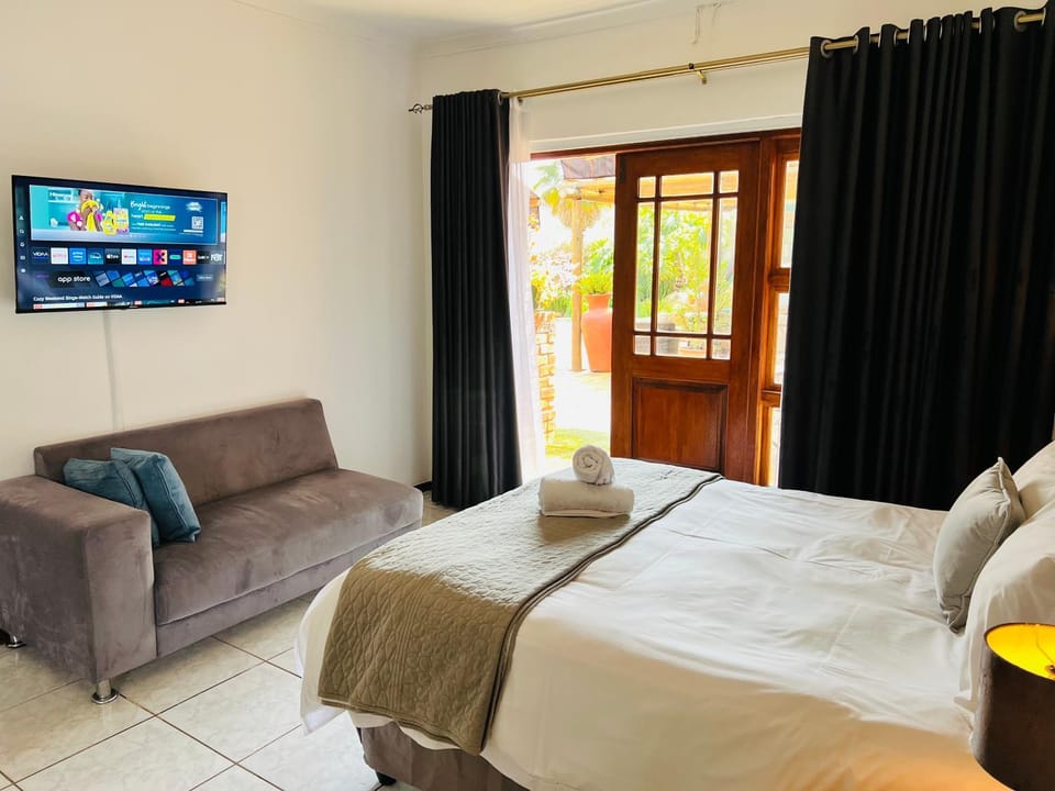 Bed, Seating area, Evening entertainment, Bedroom