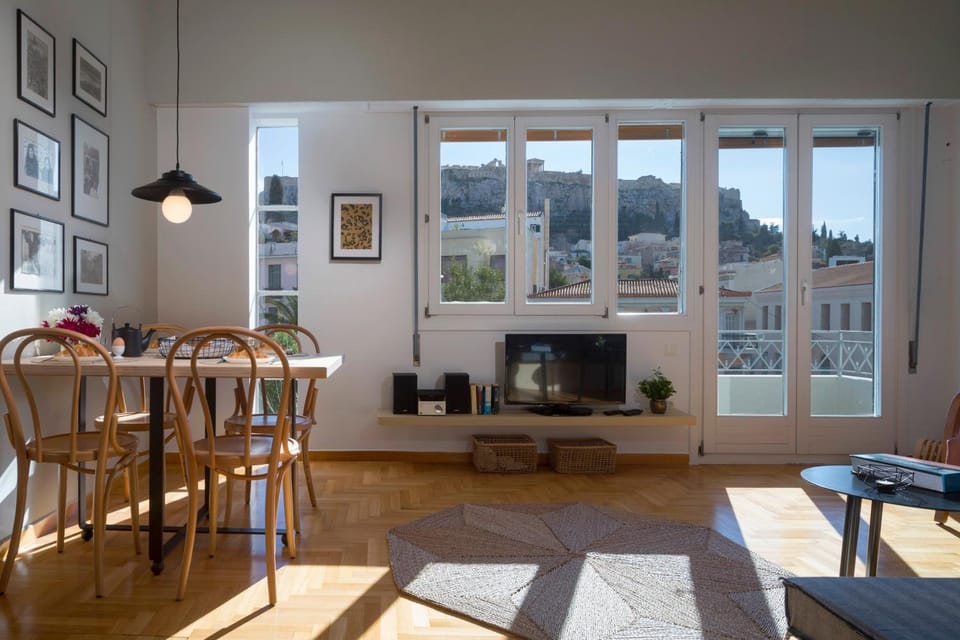 Nearby landmark, Balcony/Terrace, Living room, Dining area, Landmark view, Mountain view, Quiet street view