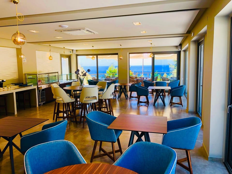 Restaurant/places to eat, Buffet breakfast, Lunch, Dinner