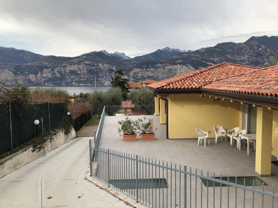 Facade/entrance, Balcony/Terrace, Garden view, Lake view
