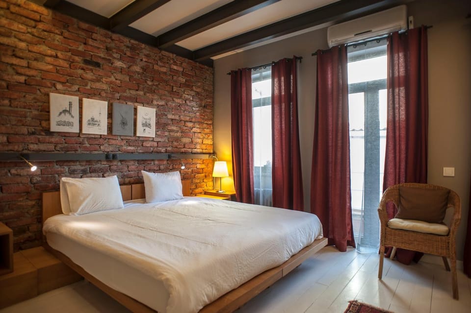 Bed, Seating area