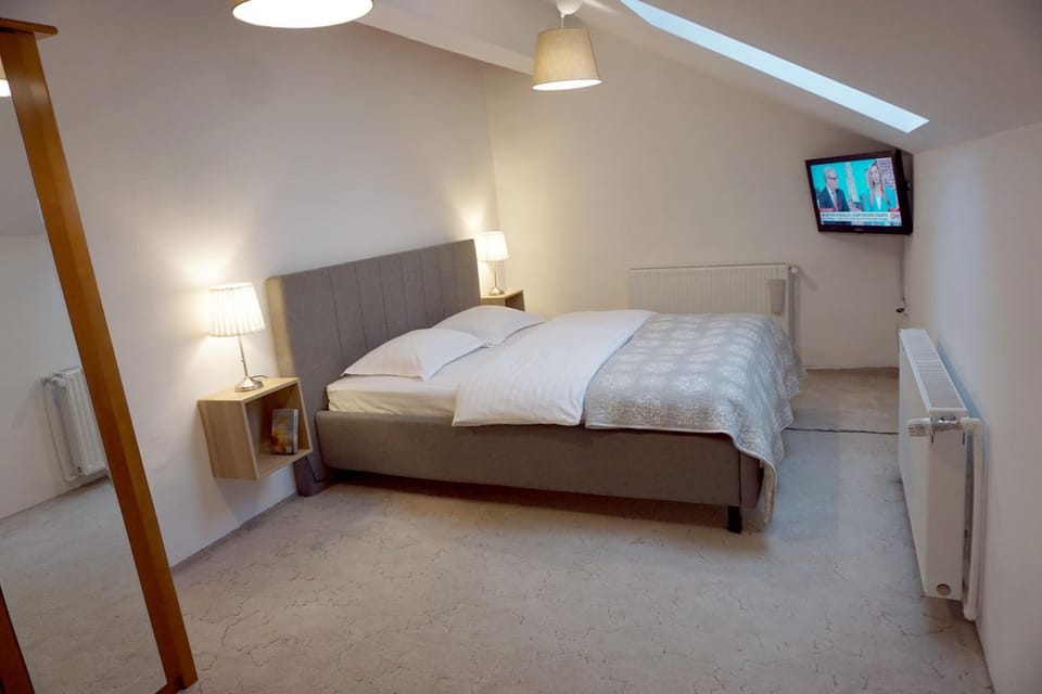 Bed, TV and multimedia, Photo of the whole room, Bedroom