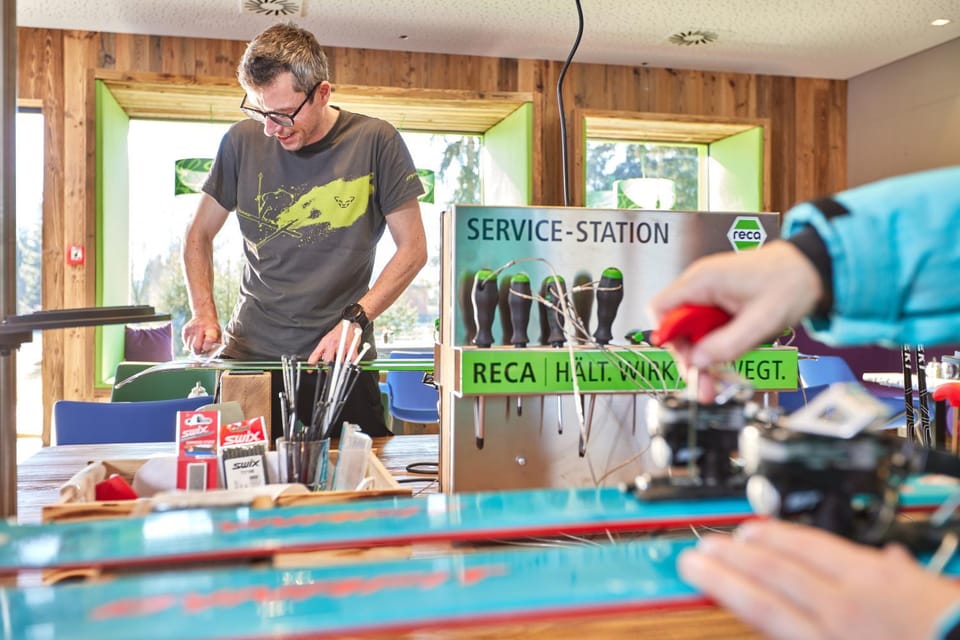 Skiing, Lounge or bar, Sports