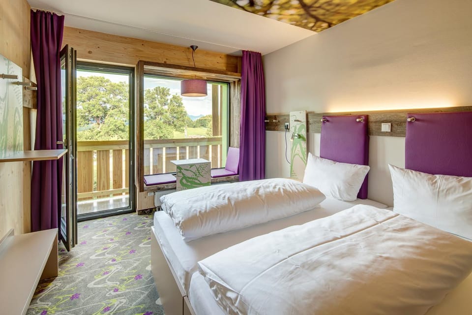 Photo of the whole room, Bedroom, Mountain view
