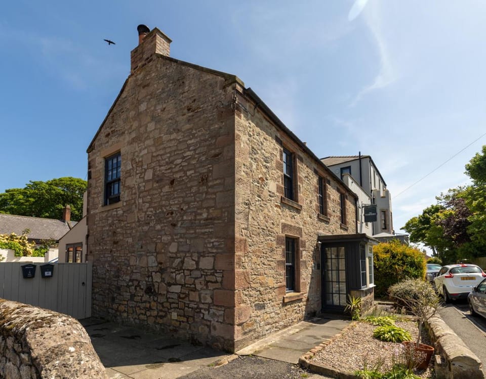 Property building, Neighbourhood, Street view, Location, Parking
