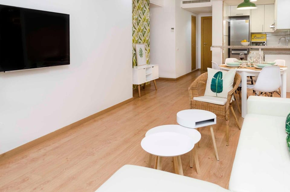 TV and multimedia, Kitchen or kitchenette, Living room, Seating area, Dining area