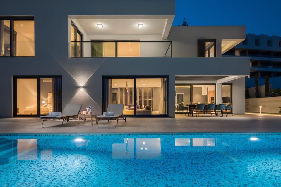 Facade/entrance, Balcony/Terrace, Seating area, Evening entertainment, On site, Swimming pool