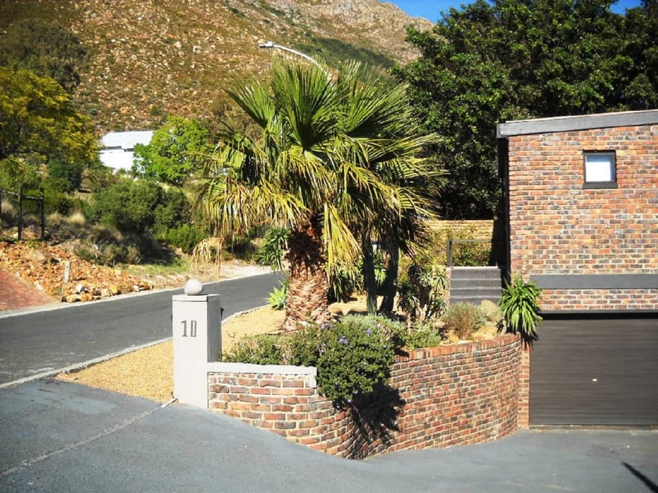 Facade/entrance, Mountain view