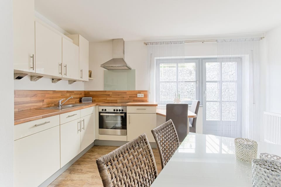 Coffee/tea facilities, Kitchen or kitchenette, Photo of the whole room, Seating area, Dining area