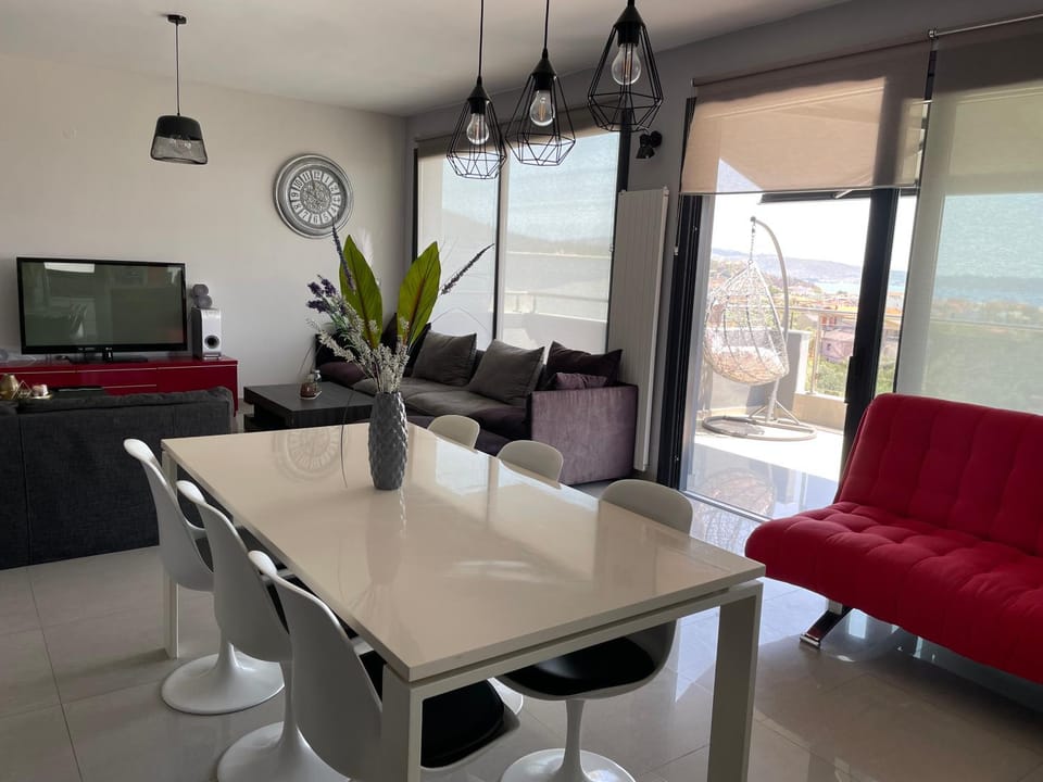 Seating area, Dining area