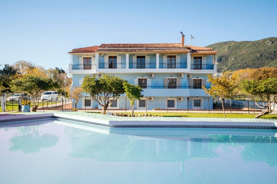 Property building, Natural landscape, Garden, Garden view, Mountain view, Pool view, Swimming pool