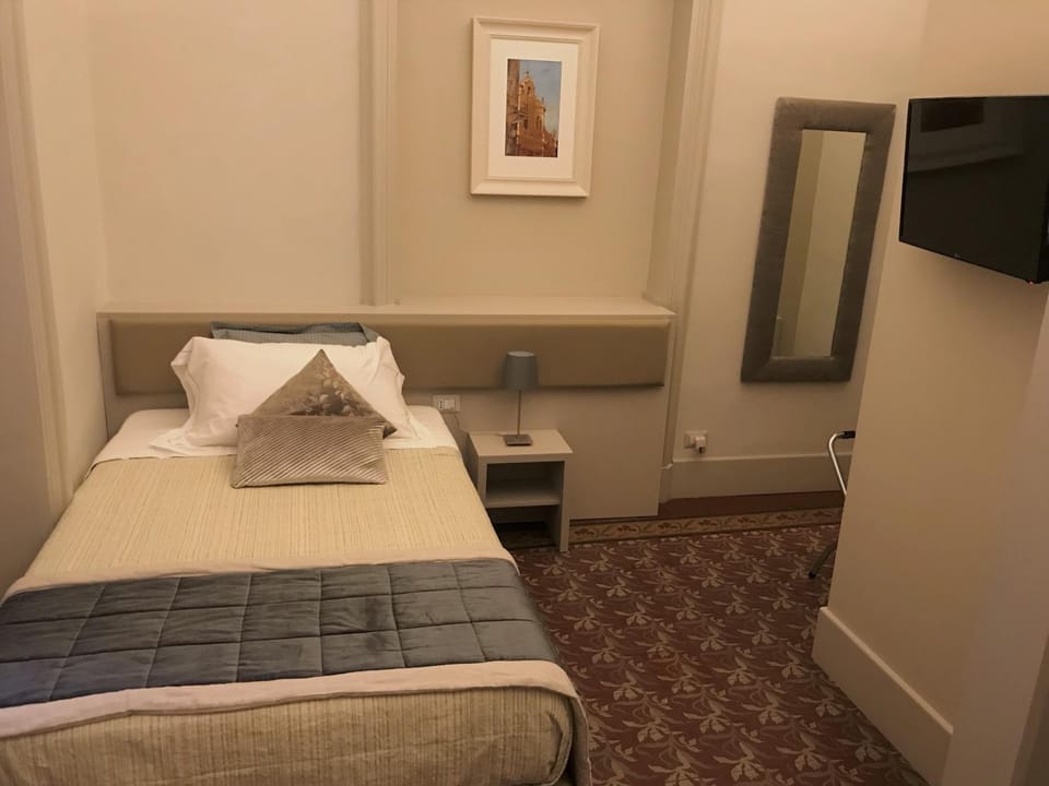 Bed, Photo of the whole room, Decorative detail, Bedroom