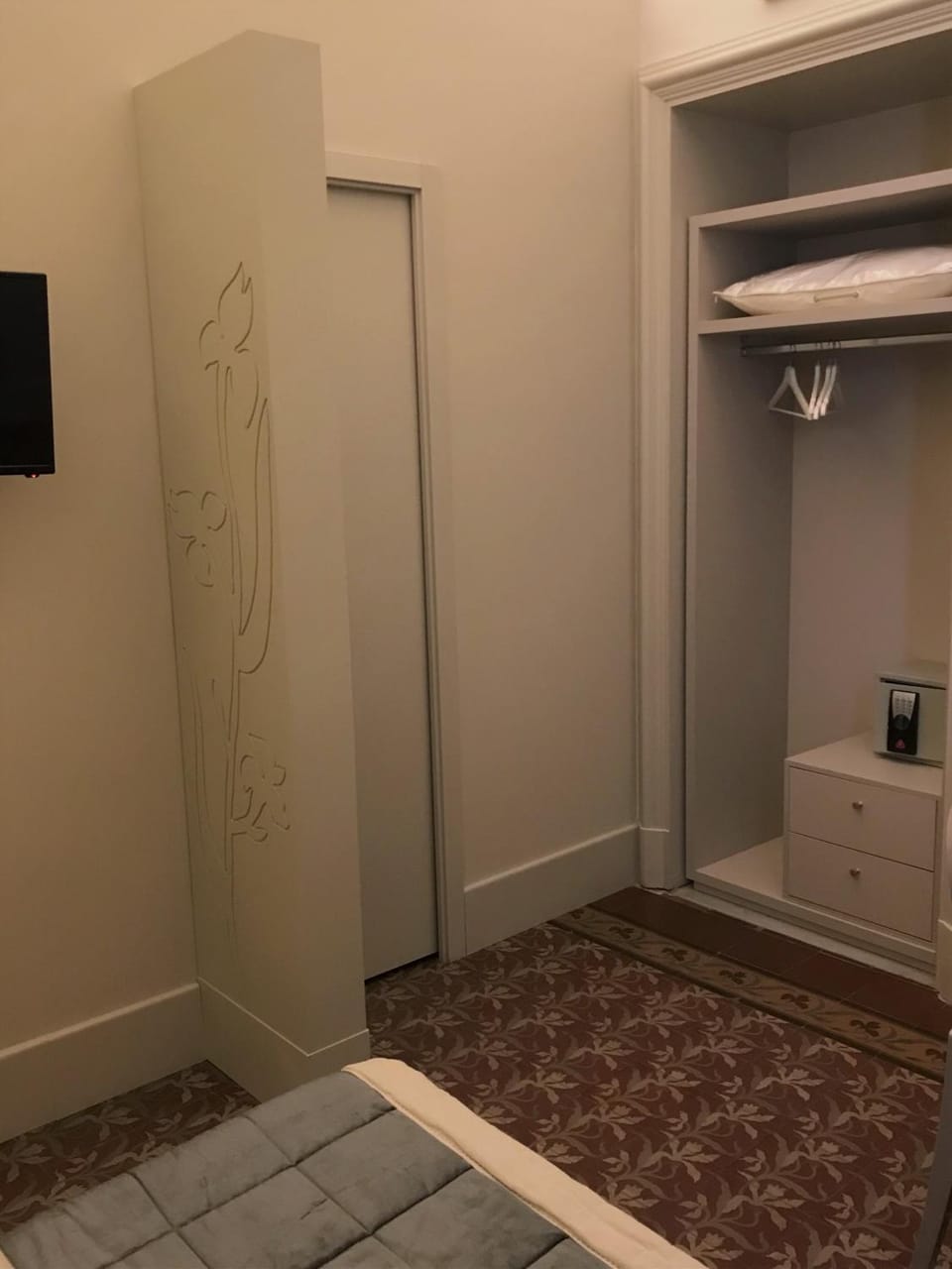 Bed, Photo of the whole room, Decorative detail, Bedroom