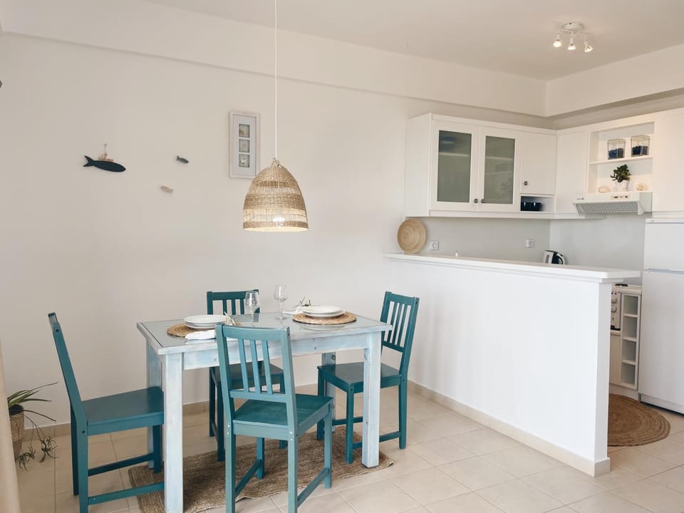 Kitchen or kitchenette, Seating area