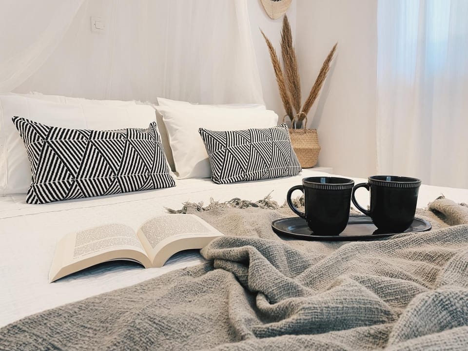 Bed, Seating area, Bedroom