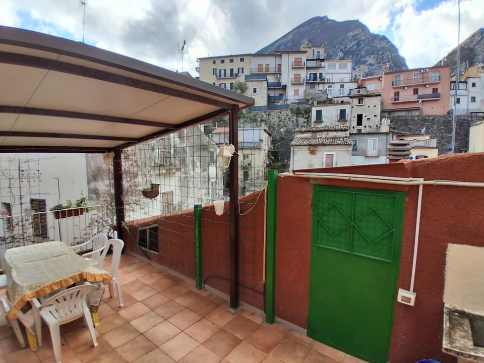 Balcony/Terrace, City view, Mountain view