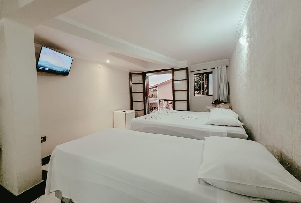 Bed, TV and multimedia, Photo of the whole room, Bedroom