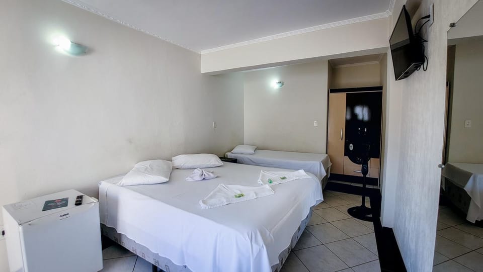 Bed, TV and multimedia, Photo of the whole room, Bedroom, towels