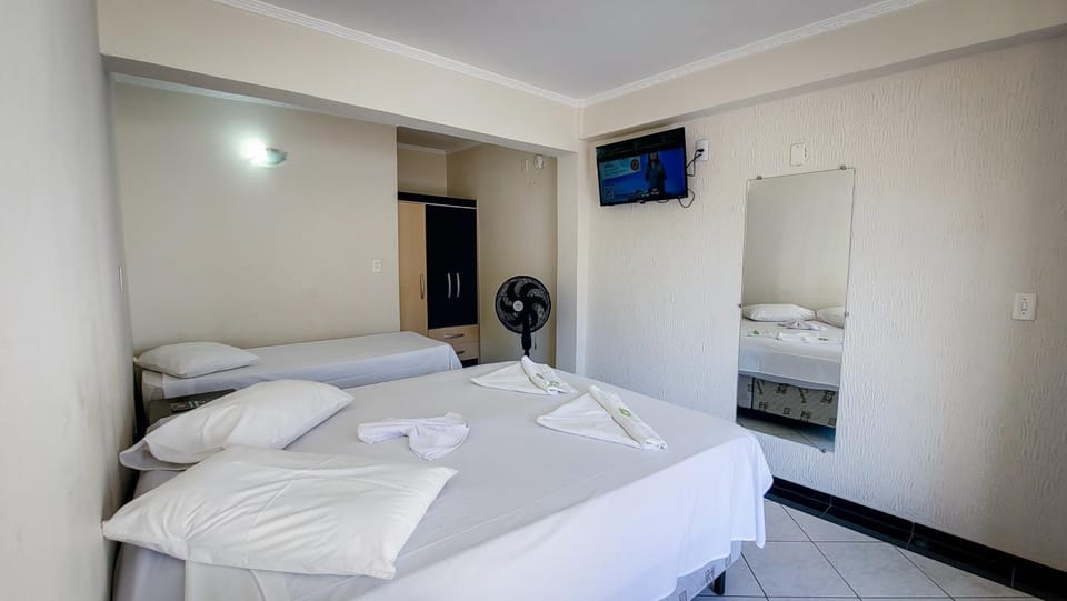 Bed, TV and multimedia, Photo of the whole room, Bedroom, towels